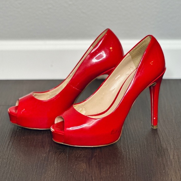 🔥 GUESS Red Patent Leather Peep-Toe Pumps – 4 3/4" Heel, 1" Platform – Size 7 - Picture 6 of 10